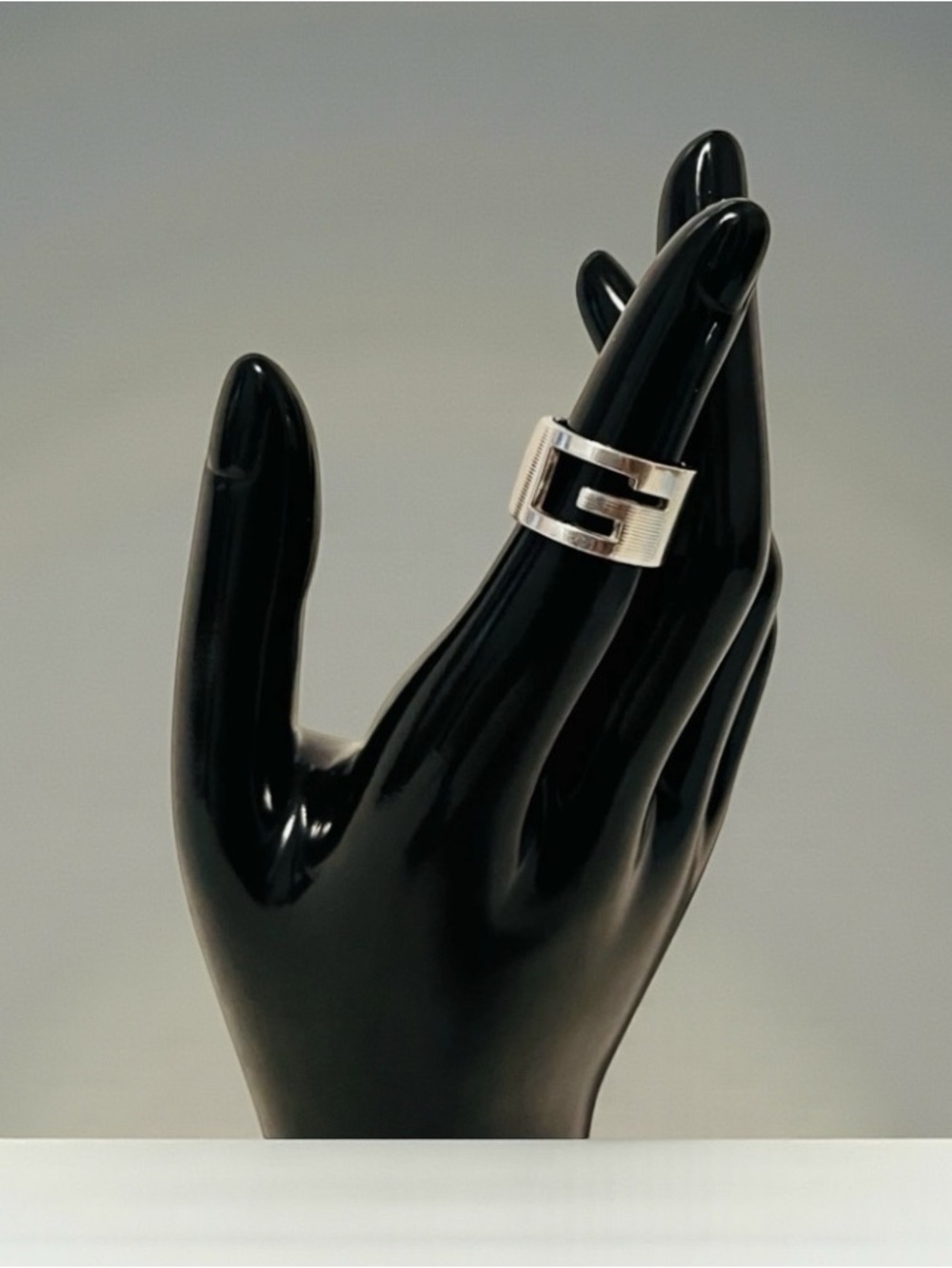 Gucci Cutout G Thick Band Silver Ring - Picture 2 of 12